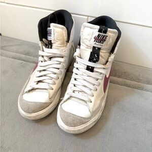 2️⃣pairs of high top Nike sneakers